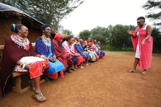 2018年6月4日，在肯尼亚南部边境恩度埃特村，妮丝向马赛族村民宣讲女性割礼的危害。新华社记者王腾摄