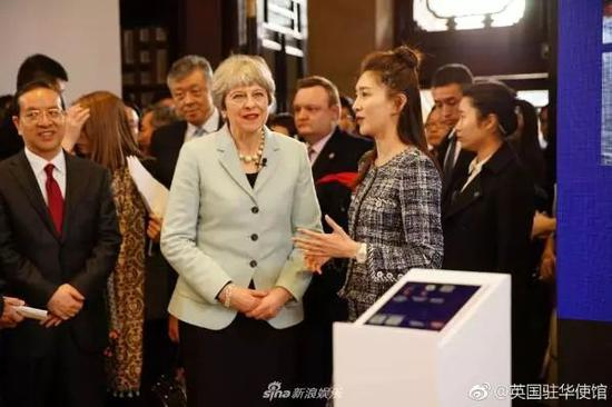  △特蕾莎·梅在武汉大学参加活动