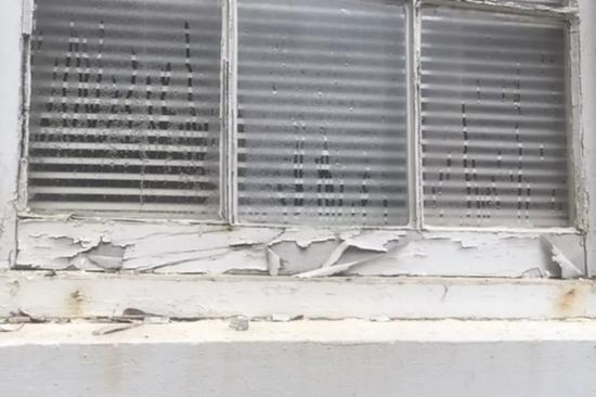  ▲本宁堡前居民Dana Sackett表示，房屋承包商并没有积极解决问题 图据路透社