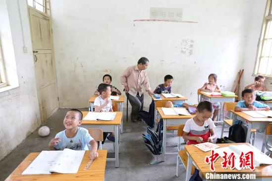 资料图：2017年9月8日，李朝文正在给12名学生上课。