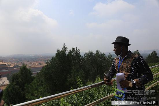 2018年9月，中非合作论坛北京峰会召开，美丽北京日益绽放出新的风姿。图为中非合作论坛北京峰会记者登上景山万春亭俯瞰故宫（图片来源：tuku.qianlong.com）。千龙网记者 鄂晓颖摄