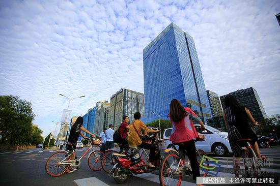 2018年7月，北京邀请联合国环境署，巴黎、伦敦、东京等国际大都市等空气质量管理官员和专家共聚北京，聚焦国际大都市清洁空气行动及成效经验。图为北京的蓝天白云（图片来源：tuku.qianlong.com）。赵承顺摄 千龙网发