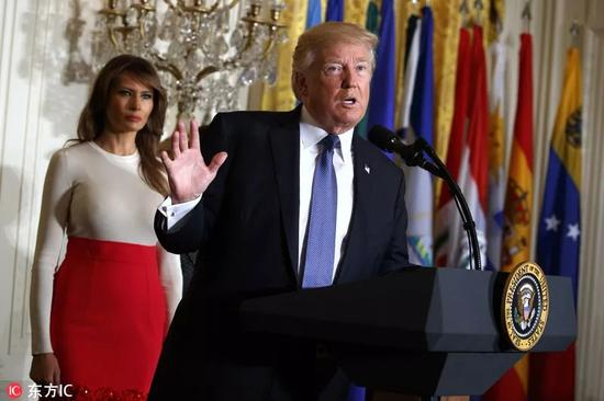 　　▲资料图片：2017年10月6日，美国华盛顿，美国总统特朗普偕夫人梅拉尼娅在白宫举办拉美裔传统月活动。（东方IC）