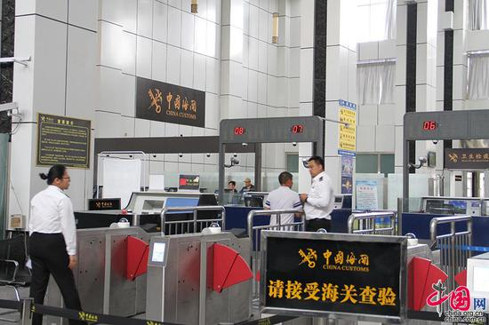 霍尔果斯国际边境合作中心海关。中国网记者 吴婧 摄