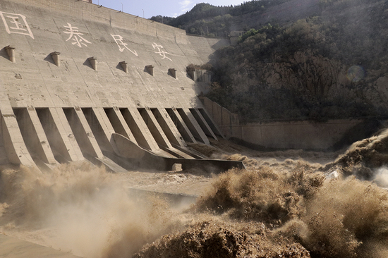 黄河三门峡水利枢纽泄洪口。中国网信网 张群 摄