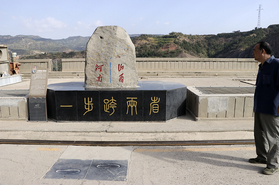 三门峡水利枢纽“一步跨两省”标志。中国网信网 张群 摄
