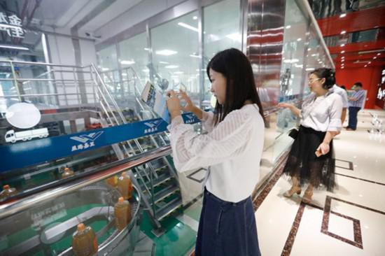 媒体行记者参观益海嘉里生产线。