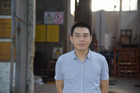  ▲谭平在广州大学工程抗震研究中心实验室