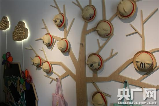 小凉帽之家店内售卖的文创产品 央广网记者 巩盼东 摄