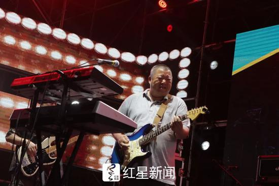 ▲2017年8月5日，2017山东日照海洋音乐节，臧天朔登台演出。&nbsp;图据东方IC