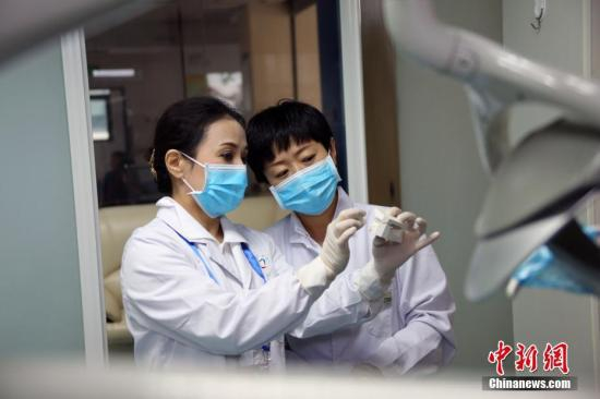 资料图：工作中的医生。中新社记者 任海霞 摄