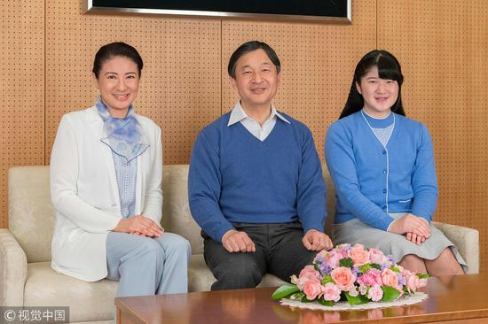 德仁同妻子雅子及女儿爱子公主庆祝自己58岁生日。（图片来源：视觉中国）