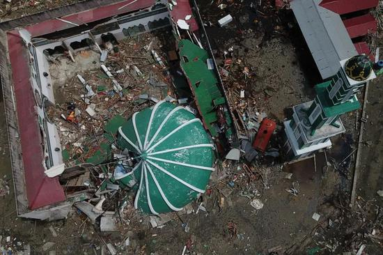  这是10月8日在印度尼西亚中苏拉威西省帕卢航拍的倒塌房屋。新华社发（王申摄）