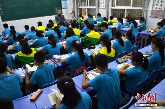 资料图：一中学学生正在上课。　中新社发 周亚强 摄