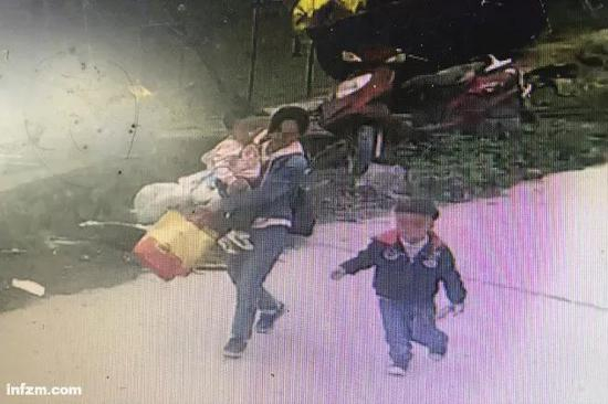 　▲2018年10月10日，戴婵宫背着小书包、手提两个纸袋，时而牵着儿子、时而抱起小女儿，出现在监控镜头里。这是她最后的身影。（南方周末记者 徐佳鸣/图）