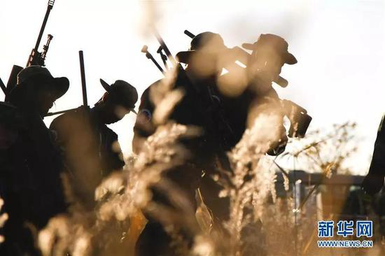▲参加“锋刃-2018”国际狙击手射击竞赛的参赛队员向比赛场地进发。（新华社）