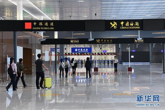  港珠澳大桥珠海公路口岸海关人员在进行模拟通关演练（10月17日摄）。&nbsp; 新华社记者 梁旭 摄