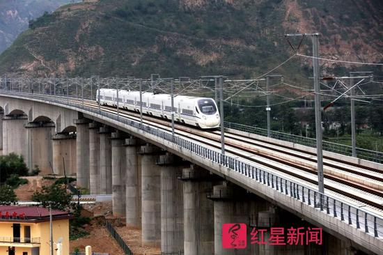  ▲2017年6月15日，宝兰高铁在甘肃天水境内渭河特大桥上运行&nbsp; 图据东方IC