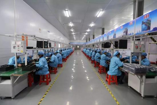 职业技能教育培训中心手机厂的职工在工作（图片来源环球时报）