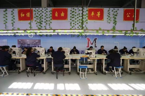  职业技能教育培训中心制鞋厂的女工正在工作（图片来源环球时报）