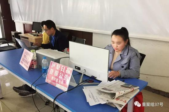 ▲因注销公告业务增多，当地媒体在工商大厅设置了办公点。 新京报记者 彭子洋 摄