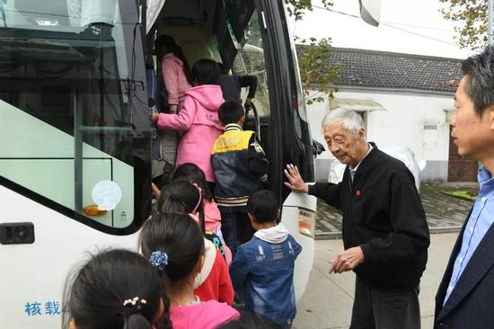 叶连平老师带留守儿童外出研学。