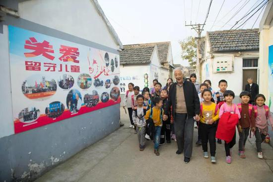 在村民们眼中，叶连平就是村里不灭的“蜡烛”，也是照亮孩子们走出村里的希望之光。