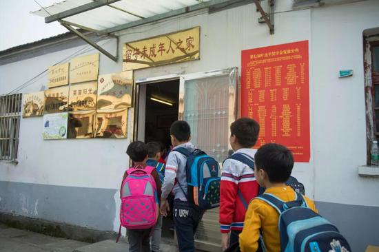 放学后，孩子们陆续来到“留守儿童之家”学习。