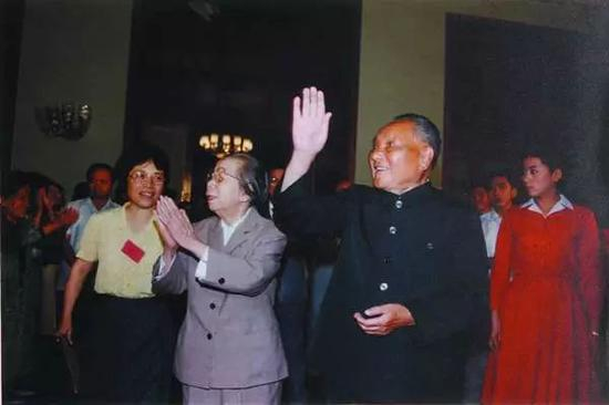  △1988年，邓小平等中央领导接见参加中国妇女第六次全国代表大会的代表