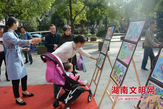 “移风易俗书画展”吸引了很多居民前来观看。记者 彭团 摄