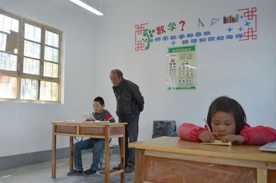 孔文卿老师与同学们 （张珂 摄）