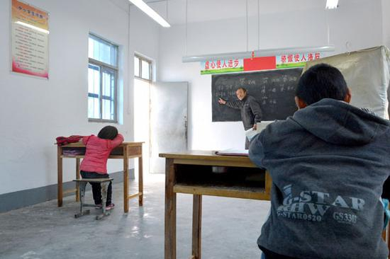 孙文卿老师在为孩子们上课。（张珂 摄）