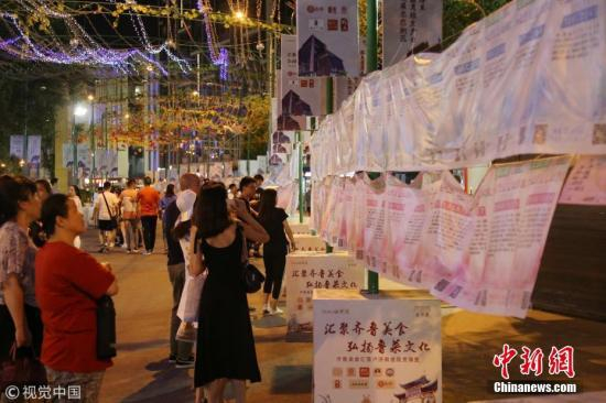 资料图：济南宽厚里街区内举行相亲会，现场单身男女通过挂牌信息寻找自己另一半。 图片来源：视觉中国&nbsp;