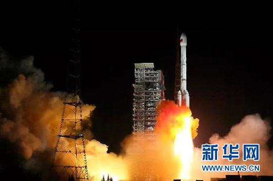  2017年11月5日19时45分，我国在西昌卫星发射中心用长征三号乙运载火箭，成功发射两颗北斗三号全球组网卫星。 新华社发（杨志远 摄）