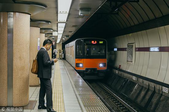  等地铁的上班族（视觉中国）