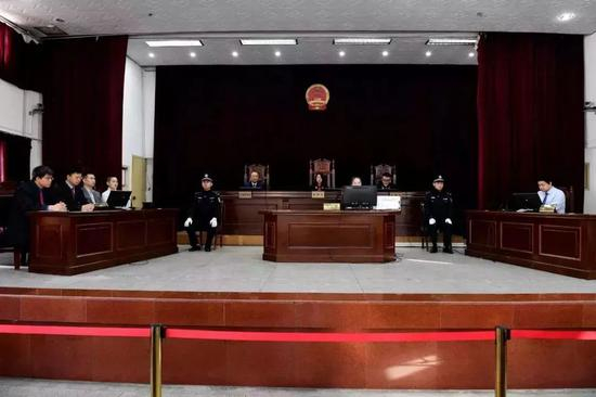  △庭审现场图。