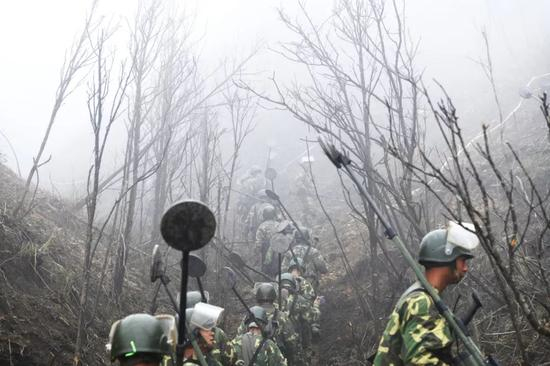 杜富国和战友们前往雷区展开搜排作业。彭希&nbsp; 摄