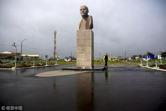  ▲岛上苏联时期的雕像（图源：视觉中国）