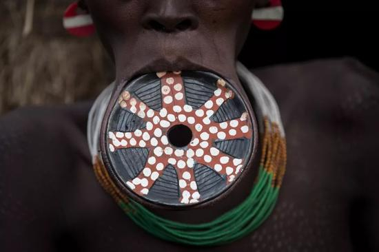 一位穆尔西族妇女的唇盘