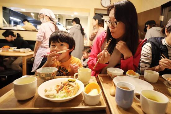  内田圭祐小朋友和妈妈在朝霞儿童食堂吃晚餐。