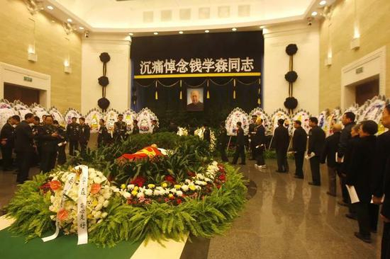 △2009年10月31日，钱学森因病在北京逝世。新华社发布的钱学森同志生平中，对他这样评价：钱学森同志的一生，是革命的一生，战斗的一生，学习的一生，是为国家富强、民族振兴不懈奋斗的一生，是全心全意为人民服务的一生。他的逝世，是我们党、国家和军队的重大损失。他为中国科技事业、为国防和军队现代化建设建立的卓越功勋将永载史册！他的崇高品德和革命精神将永远铭刻在全国人民的心中！