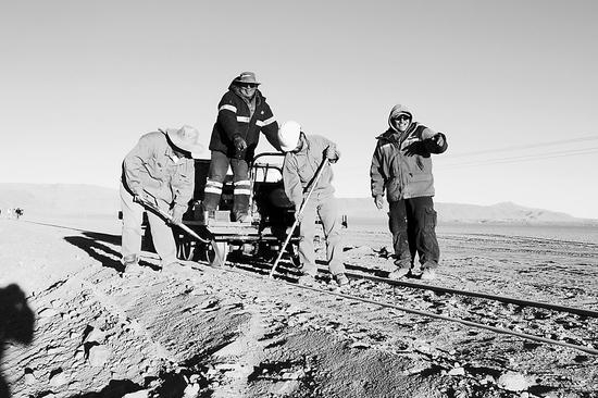  图片说明： 图片说明：图为在贝尔格拉诺货运铁路上施工的阿根廷工人。 白云怡摄