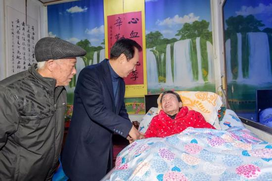  许家印探望高中老师