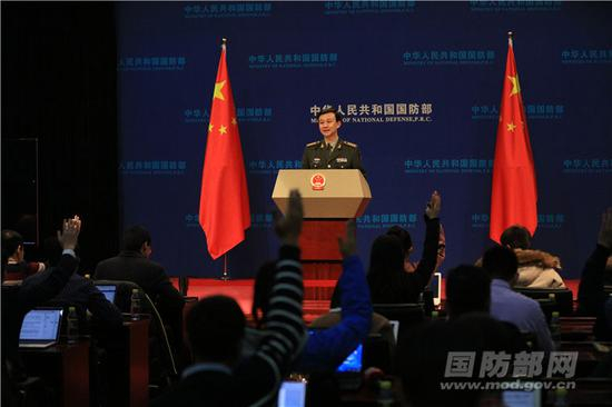 　　12月27日下午国防部举行例行记者会，国防部新闻局局长、国防部新闻发言人吴谦大校答记者问。宣琦 摄