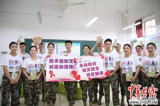　　11月28日，四川西南航空职业学院学生社团“西航青年”举办名为“青春，你需要有一‘套’”的行为艺术展。（毛成山 翟哲 摄）