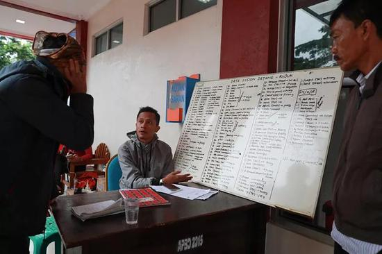 　　12月26日，在印度尼西亚万丹省板底兰县贝尔卡医院，工作人员向媒体介绍医院收治海啸伤者的情况。（新华社记者张可任摄）