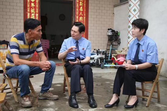 　崔智友（中）询问证人