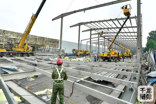 北京市通州区漷县镇完成了镇域内一处4万余平方米工业大院的拆除。图为大型拆除设备上场，助力拆除厂房钢架结构。通讯员 唐建摄 千龙网发