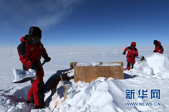 1月5日，科考队员在清理昆仑站冰芯房外围积雪。新华社记者 刘诗平 摄