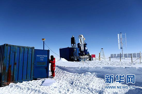 1月5日，科考队员将相关设备运至天文场地。新华社记者 刘诗平 摄